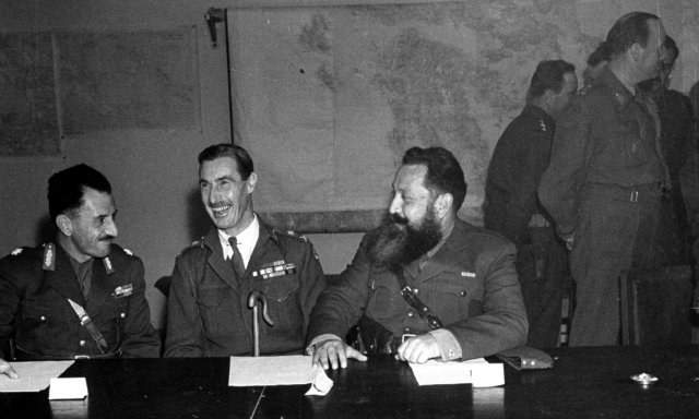 Gen. puk. Ronald Skobi (u sredini) koji je, 5. decembra 1944. uveo vanredno stanje i naredio bombardovanje radničke četvrti Mec u Atini.